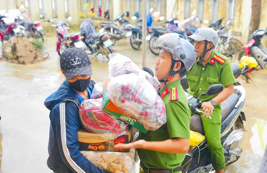 Trao-qua-ho-tro-nhan-dan-vung-bao-lu-Gia-Lai-3.jpg