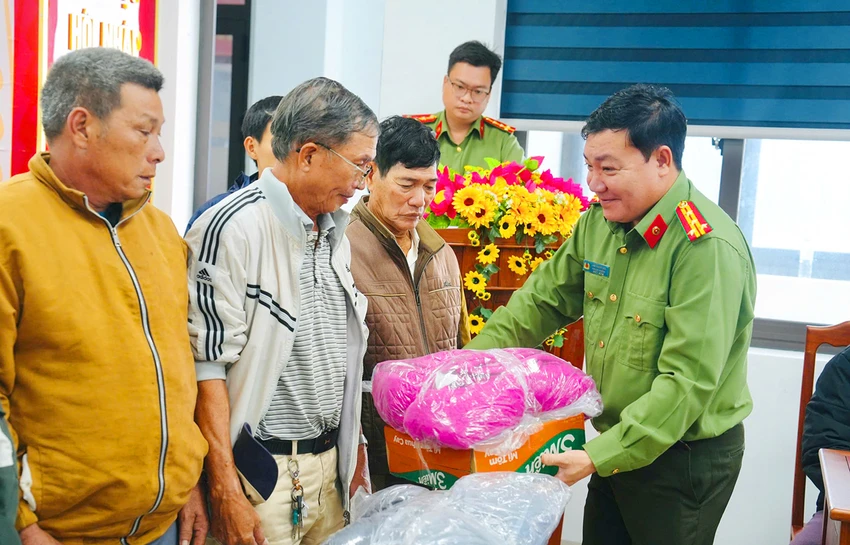 Trao-qua-ho-tro-nhan-dan-vung-bao-lu-Gia-Lai-4.jpg