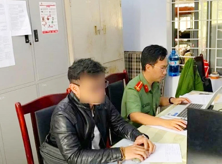 Admin trang Facebook 'Đội SOS 115 - Bình Định' bị phạt 7,5 triệu đồng do đăng tin sai sự thật, về việc 'công an dừng cứu nạn' trong đợt mưa lũ.