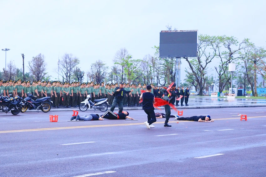 Cong-an-tinh-Gia-Lai-phat-dong-le-ra-quan-tran-ap-toi-pham-5.jpg