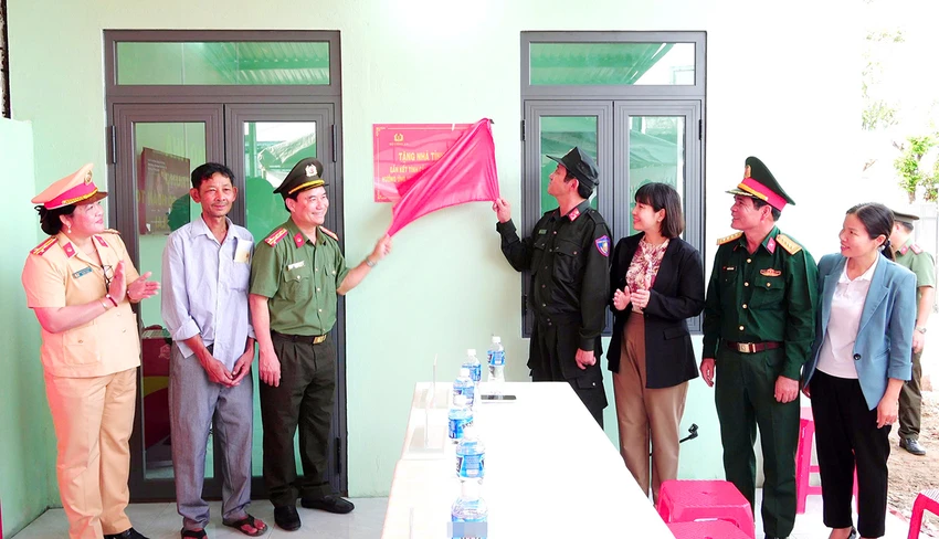 Cong-an-tinh-Gia-Lai-ban-giao-nha-Chien-dich-Quang-Trung-3.jpg