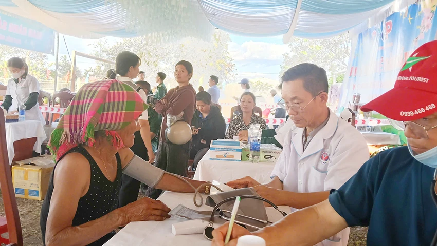Chuong-trinh-Xuan-bien-phong-am-long-dan-ban-Gia-Lai-8.jpg