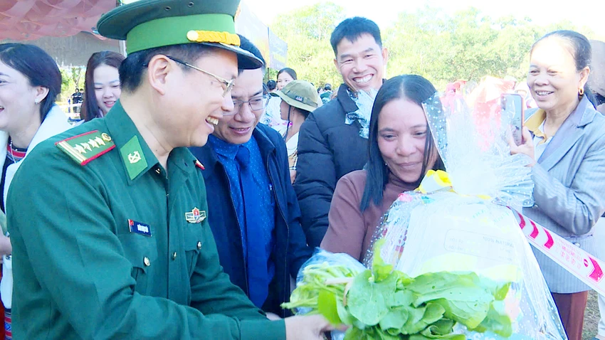Chuong-trinh-Xuan-bien-phong-am-long-dan-ban-Gia-Lai-9.jpg