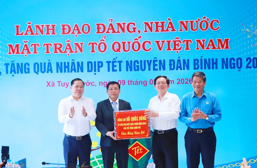 Pho-Thu-tuong-Ho-Quoc-Dung-tham-tang-qua-Tet-cho-Nguoi-lao-dong-1.jpg