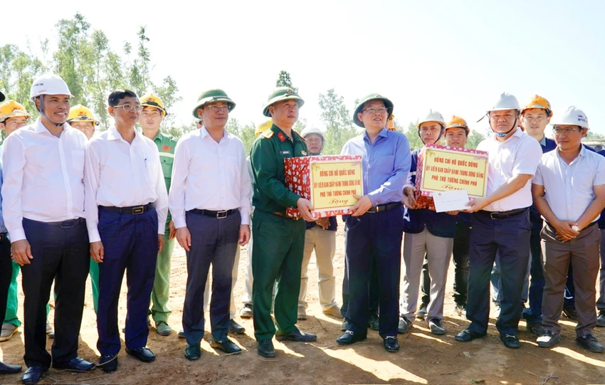 Pho-Thu-tuong-Ho-Quoc-Dung-chuc-tet-du-an-cao-toc-Quy-Nhon-Pleiku-1.jpg