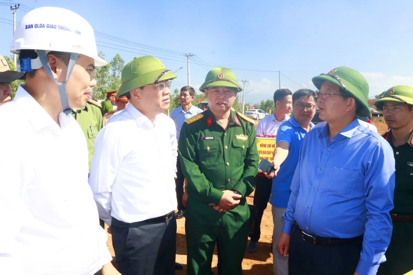 Pho-Thu-tuong-Ho-Quoc-Dung-chuc-tet-du-an-cao-toc-Quy-Nhon-Pleiku-2.jpg