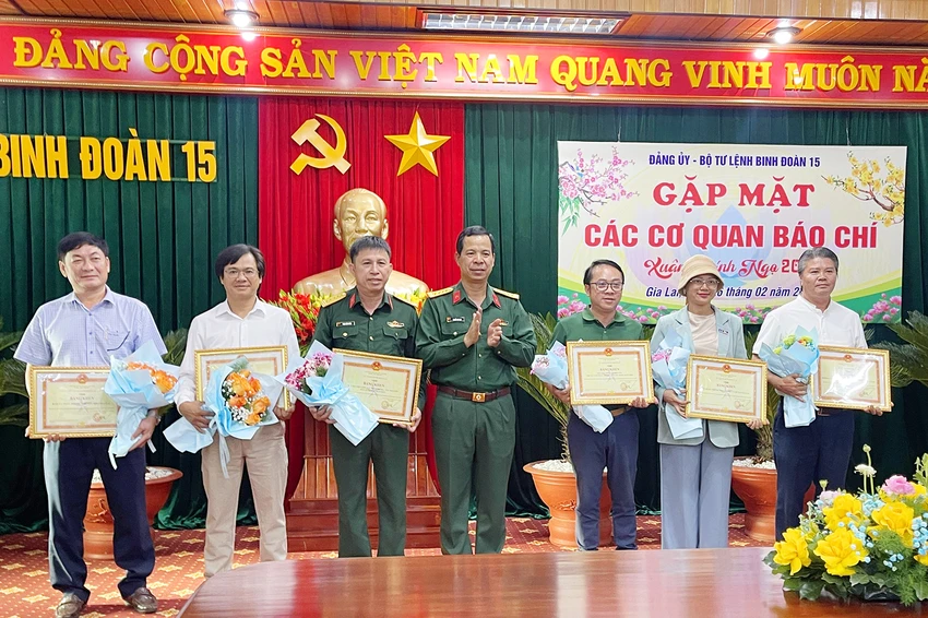 Binh-doan-15-gap-mat-co-quan-bao-chi-3.jpg