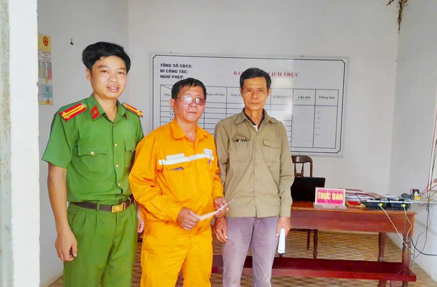 Nhan-vien-dien-luc-tra-tien-chuyen-nham.jpg
