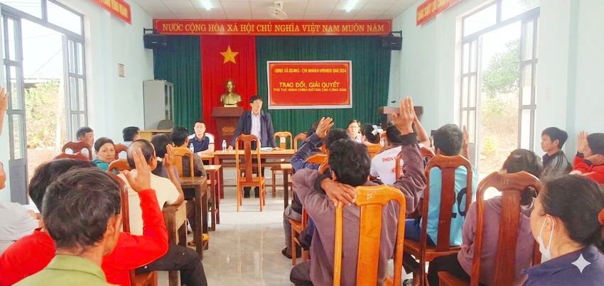 Can-bo-xuong-lang-giup-dan-lam-so-hong-2.jpg
