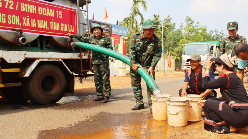 Bo-doi-cho-nuoc-sach-cho-nguoi-dan-vung-bien-gioi-Gia-Lai-4.jpg