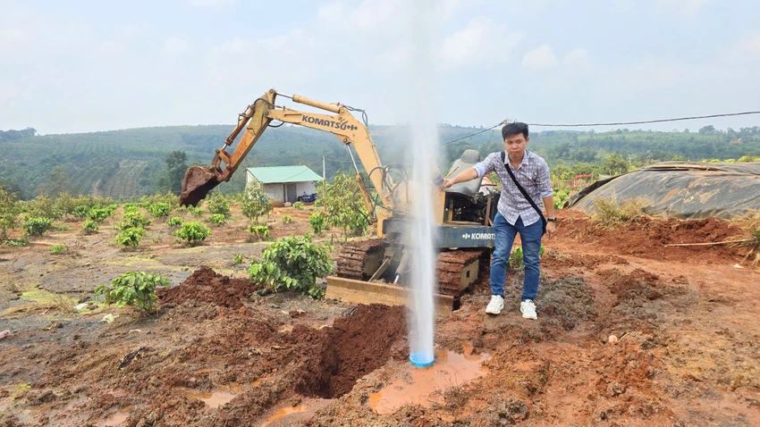 Gieng-khoan-phun-nuoc-khi-manh-o-Gia-Lai-2.jpg