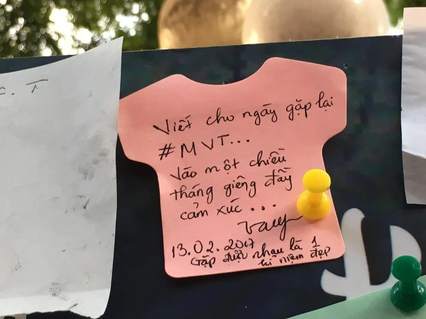 Hàng trăm lời tỏ tình ở đường sách ngày Valentine ảnh 7 Hàng trăm lời tỏ tình ở đường sách ngày Valentine ảnh 7