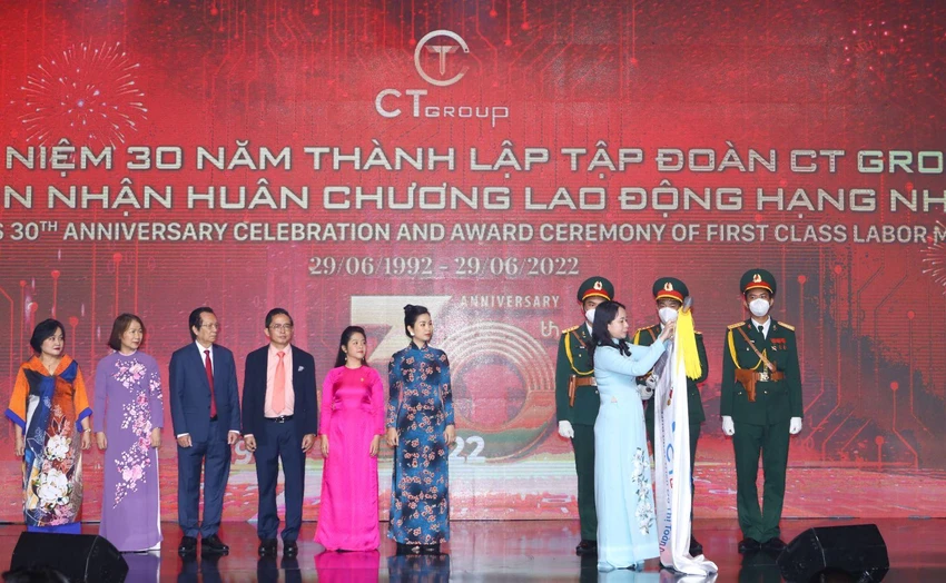 Phó Chủ tịch nước Võ Thị Ánh Xuân trao Huân chương lao động hạng Nhất cho Tập đoàn CT Group Phó Chủ tịch nước Võ Thị Ánh Xuân trao Huân chương lao động hạng Nhất cho Tập đoàn CT Group