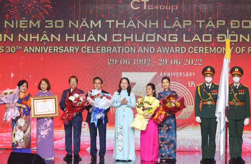Bà Võ Thị Ánh Xuân chúc mừng những thành tích của tập thể và cá nhân tại Tập đoàn CT Group Bà Võ Thị Ánh Xuân chúc mừng những thành tích của tập thể và cá nhân tại Tập đoàn CT Group