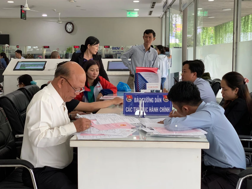 Người dân làm thủ tục hành chính tại quận 12, TP.HCM. Ảnh VH Người dân làm thủ tục hành chính tại quận 12, TP.HCM. Ảnh VH