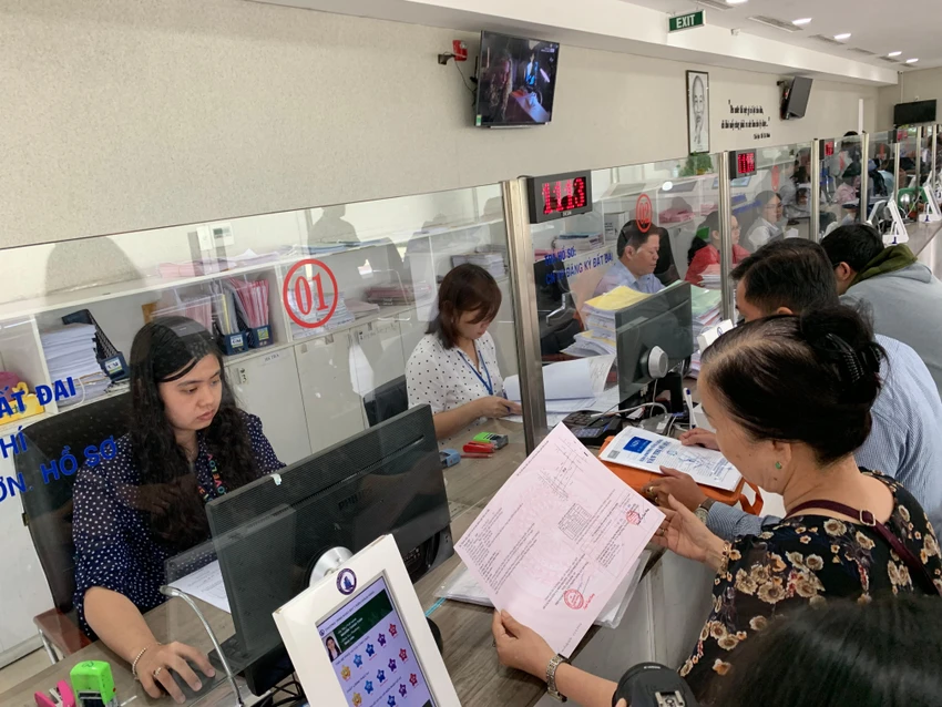 Người dân làm thủ tục cấp sổ hồng tại Chi nhánh Văn phòng đăng ký đất đai quận 12. Ảnh VIỆT HOA Người dân làm thủ tục cấp sổ hồng tại Chi nhánh Văn phòng đăng ký đất đai quận 12. Ảnh VIỆT HOA