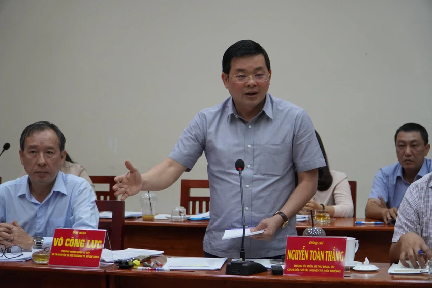 Ông Nguyễn Toàn Thắng, Giám đốc Sở TN&MT giải trình tại cuộc họp. Ảnh VH Ông Nguyễn Toàn Thắng, Giám đốc Sở TN&MT giải trình tại cuộc họp. Ảnh VH