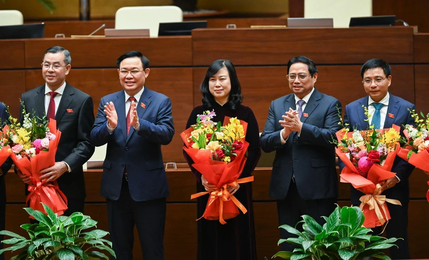 Chủ tịch Quốc hội Vương Đình Huệ và Thủ tướng Chính phủ Phạm Minh Chính tặng hoa chúc mừng hai tân bộ trưởng. Ảnh: Hoàng Hải Chủ tịch Quốc hội Vương Đình Huệ và Thủ tướng Chính phủ Phạm Minh Chính tặng hoa chúc mừng hai tân bộ trưởng. Ảnh: Hoàng Hải