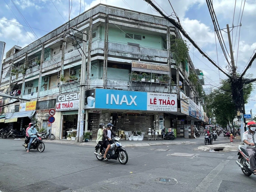 Chung cư 151 Lý Thường Kiệt, phường 7, quận Tân Bình đã có kế hoạch di dời nhiều năm nay nhưng quận Tân Bình chưa thực hiện được. Ảnh: VH Chung cư 151 Lý Thường Kiệt, phường 7, quận Tân Bình đã có kế hoạch di dời nhiều năm nay nhưng quận Tân Bình chưa thực hiện được. Ảnh: VH