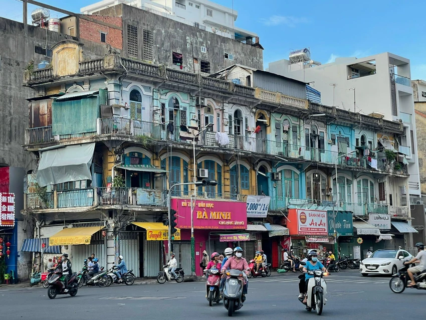 Chung cư 440 Trần Hưng Đạo, quận 5 xuống cấp nghiêm trọng nhưng vẫn chưa thể di dời dân. Ảnh: VH Chung cư 440 Trần Hưng Đạo, quận 5 xuống cấp nghiêm trọng nhưng vẫn chưa thể di dời dân. Ảnh: VH