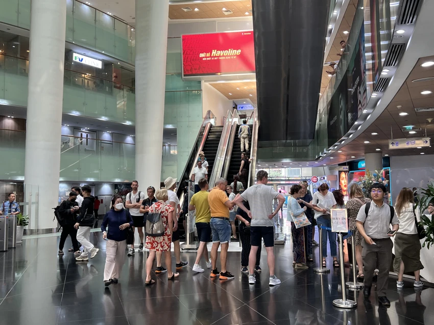 Phía Bitexco cho biết, hiện vẫn còn một số cửa hàng hoạt động và nơi đây vẫn đón khách du lịch tới tham quan. Ảnh VH Phía Bitexco cho biết, hiện vẫn còn một số cửa hàng hoạt động và nơi đây vẫn đón khách du lịch tới tham quan. Ảnh VH