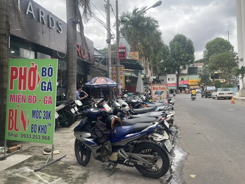 Vỉa hè đường Nguyễn Văn Công, phường 3, quận Gò Vấp bị chiếm dụng để giữ xe. Ảnh VIỆT HOA Vỉa hè đường Nguyễn Văn Công, phường 3, quận Gò Vấp bị chiếm dụng để giữ xe. Ảnh VIỆT HOA