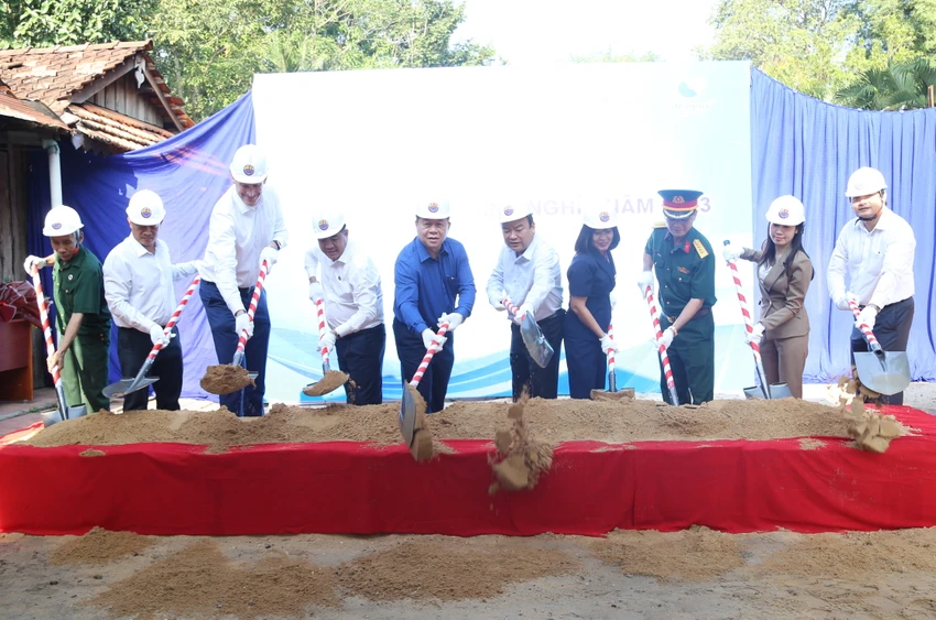 Trưởng Ban Tuyên giáo Trung ương tặng nhà tình nghĩa tại Tây Ninh