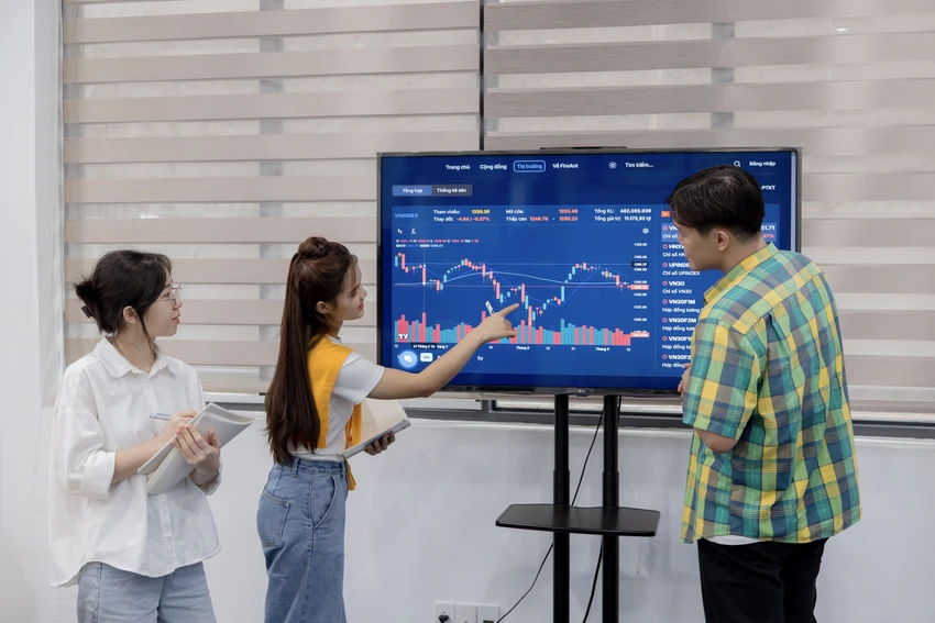 Sinh viên ĐH Kinh tế TP.HCM được đào tạo theo hướng tích hợp công nghệ với kiến thức liên ngành. Ảnh: TK