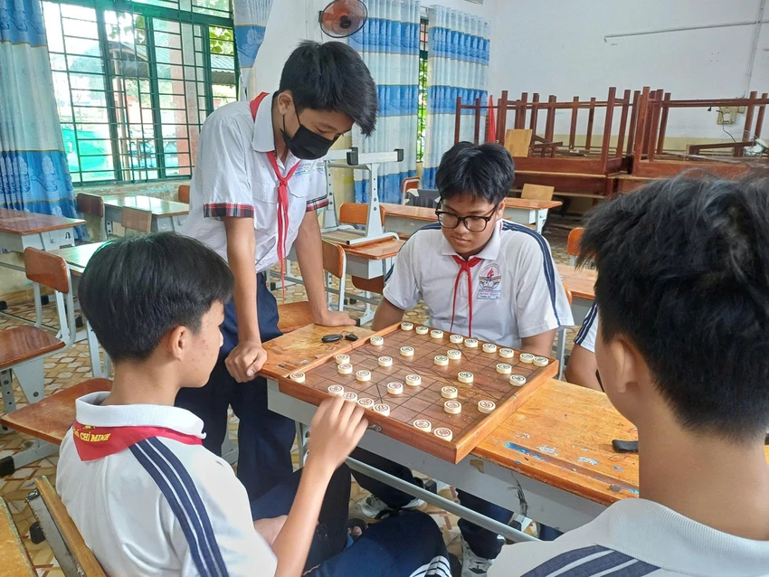 Góp ý về đề xuất cấm học sinh dùng điện thoại trong trường
