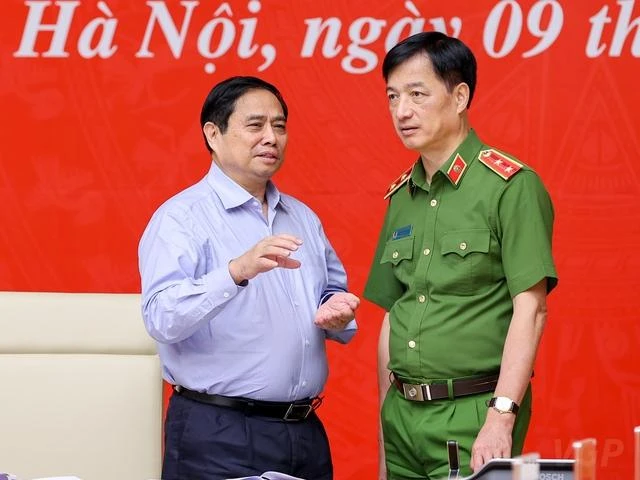 Thủ tướng trao đổi cùng Thứ trưởng Bộ Công an Nguyễn Duy Ngọc. Ảnh: NHẬT BẮC