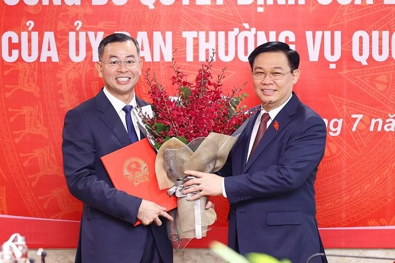 Chủ tịch Quốc hội Vương Đình Huệ trao quyết định phân công của Bộ Chính trị điều động chỉ định ông Ngô Văn Tuấn giữ chức Bí thư Ban Cán sự Đảng Kiểm toán Nhà nước
