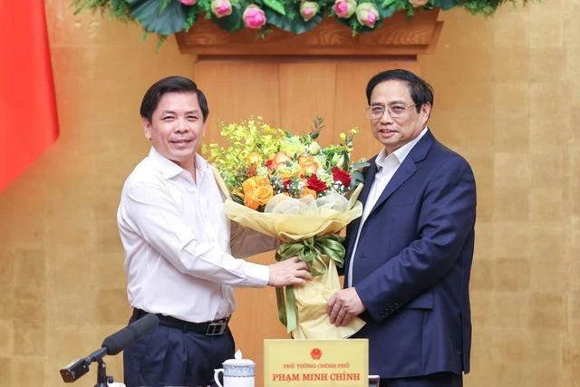 Thủ tướng Phạm Minh Chính tặng hoa chúc mừng ông Nguyễn Văn Thể nhận nhiệm vụ mới. Ảnh: NHẬT BẮC Thủ tướng Phạm Minh Chính tặng hoa chúc mừng ông Nguyễn Văn Thể nhận nhiệm vụ mới. Ảnh: NHẬT BẮC
