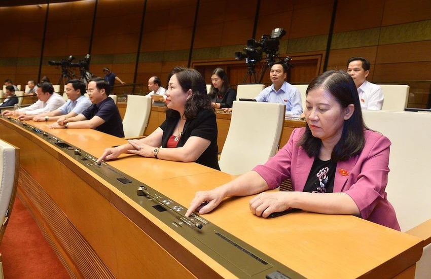Đại biểu Quốc hội bấm nút thông qua Luật Phòng, chống bạo lực gia đình (sửa đổi). Ảnh: PHẠM THẮNG Đại biểu Quốc hội bấm nút thông qua Luật Phòng, chống bạo lực gia đình (sửa đổi). Ảnh: PHẠM THẮNG