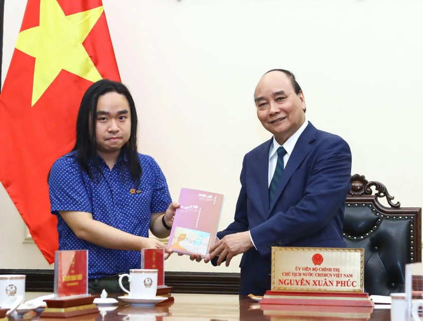 Chủ tịch nước Nguyễn Xuân Phúc gặp mặt dịch giả trẻ Nguyễn Bình. Ảnh: XĐ Chủ tịch nước Nguyễn Xuân Phúc gặp mặt dịch giả trẻ Nguyễn Bình. Ảnh: XĐ