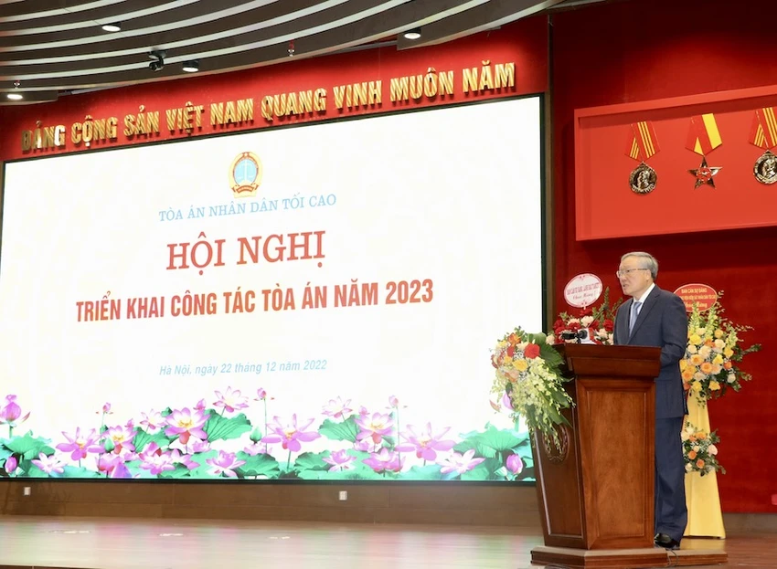 Chánh án Nguyễn Hoà Bình phát biểu khai mạc Hội nghị triển khai công tác ngành toà án năm 2023. Ảnh: XĐ Chánh án Nguyễn Hoà Bình phát biểu khai mạc Hội nghị triển khai công tác ngành toà án năm 2023. Ảnh: XĐ
