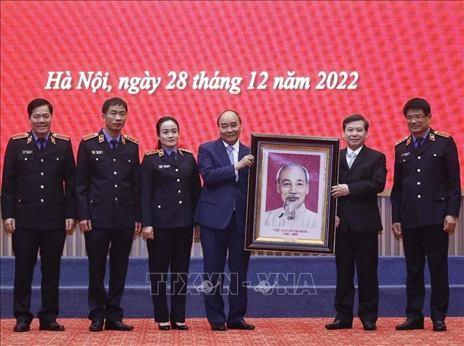 Chủ tịch nước Nguyễn Xuân Phúc tặng quà lưu niệm cho Lãnh đạo VKSND Tối cao. Ảnh: THỐNG NHẤT (TTXVN) Chủ tịch nước Nguyễn Xuân Phúc tặng quà lưu niệm cho Lãnh đạo VKSND Tối cao. Ảnh: THỐNG NHẤT (TTXVN)