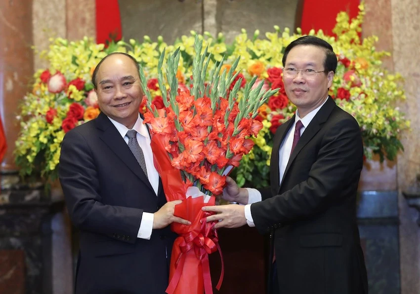 Thường trực Ban Bí thư Võ Văn Thưởng tặng hoa Nguyên Chủ tịch nước Nguyễn Xuân Phúc. Ảnh: HOÀNG HẢI Thường trực Ban Bí thư Võ Văn Thưởng tặng hoa Nguyên Chủ tịch nước Nguyễn Xuân Phúc. Ảnh: HOÀNG HẢI