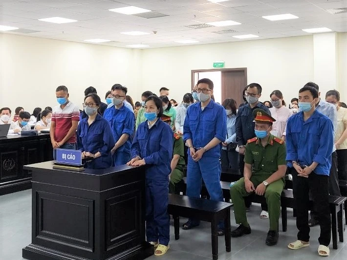 Các bị cáo vụ "siêu lừa" cấu kết nhân viên ngân hàng chiếm đoạt hơn 433 tỉ đồng. Các bị cáo vụ "siêu lừa" cấu kết nhân viên ngân hàng chiếm đoạt hơn 433 tỉ đồng.