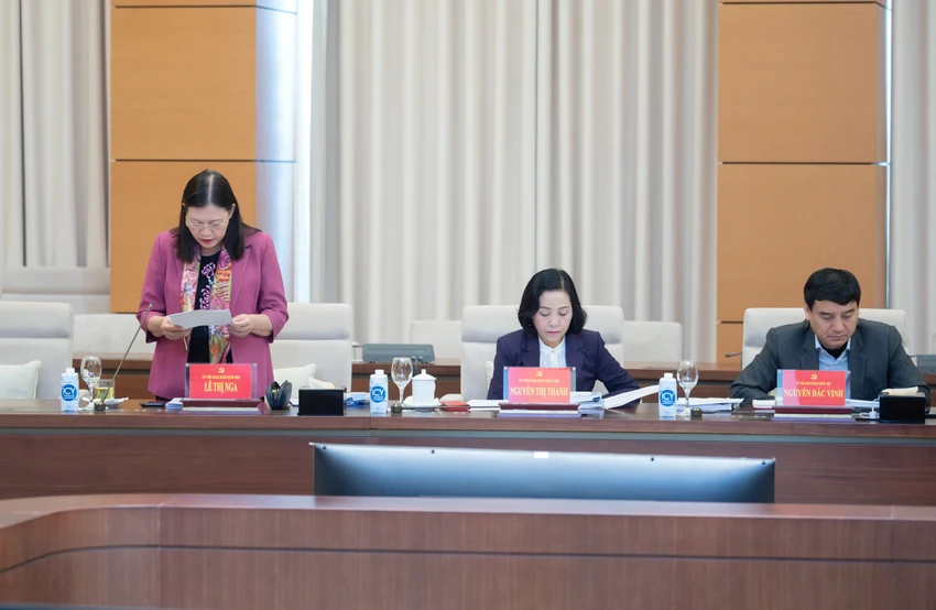Chủ nhiệm Uỷ ban Tư pháp Lê Thị Nga trình bày tờ trình. Ảnh: PT Chủ nhiệm Uỷ ban Tư pháp Lê Thị Nga trình bày tờ trình. Ảnh: PT