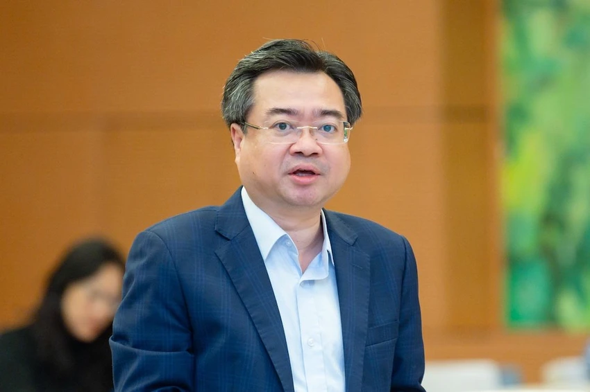 Bộ trưởng Xây dựng Nguyễn Thanh Nghị thay mặt Chính phủ trình bày tờ trình dự án Luật Nhà ở (sửa đổi). Ảnh: PHẠM THẮNG Bộ trưởng Xây dựng Nguyễn Thanh Nghị thay mặt Chính phủ trình bày tờ trình dự án Luật Nhà ở (sửa đổi). Ảnh: PHẠM THẮNG