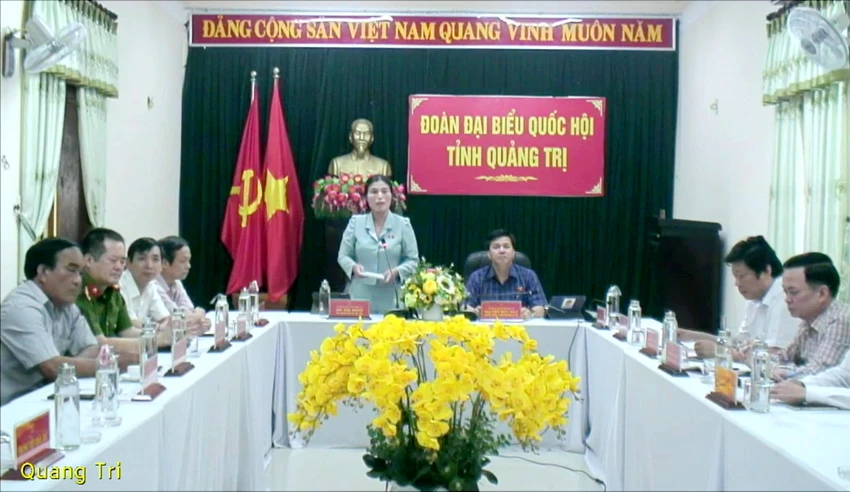 ĐBQH Hồ Thị Minh từ điểm cầu Quảng Trị. ĐBQH Hồ Thị Minh từ điểm cầu Quảng Trị.