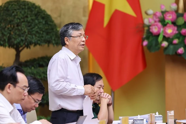 Thứ trưởng Bộ Nội vụ Nguyễn Trọng Thừa báo cáo tại phiên họp. Ảnh: NHẬT BẮC