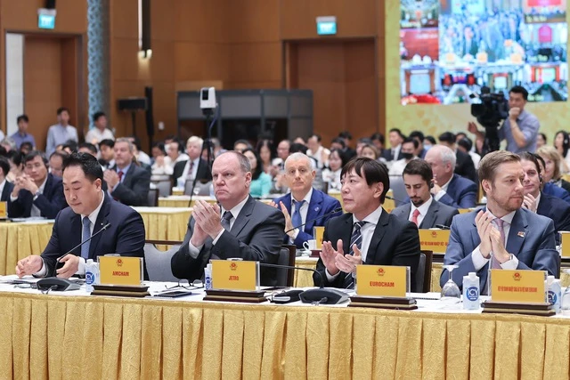 Các nhà đầu tư hoan nghênh các cam kết của Chính phủ, Thủ tướng. Ảnh: NHẬT BẮC Các nhà đầu tư hoan nghênh các cam kết của Chính phủ, Thủ tướng. Ảnh: NHẬT BẮC
