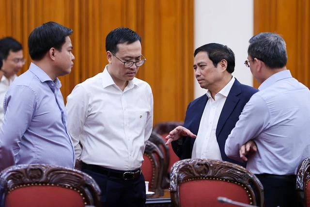 Thủ tướng Phạm Minh Chính trao đổi với các đại biểu bên lề cuộc họp. Ảnh: NHẬT BẮC