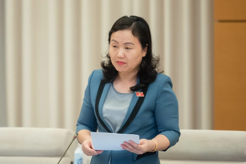Phó Chủ nhiệm Ủy ban Tài chính Ngân sách Nguyễn Thúy Chinh trình bày báo cáo của cơ quan thẩm tra. Ảnh: PHẠM THẮNG