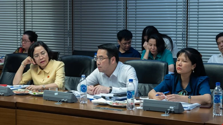 Trưởng ban Công tác đại biểu Nguyễn Thị Thanh (ngoài cùng bên trái) tại phiên họp thẩm tra sơ bộ dự thảo. Ảnh: PHẠM THẮNG Trưởng ban Công tác đại biểu Nguyễn Thị Thanh (ngoài cùng bên trái) tại phiên họp thẩm tra sơ bộ dự thảo. Ảnh: PHẠM THẮNG