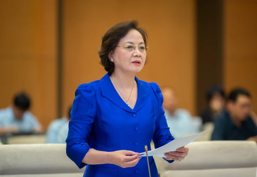 Bộ trưởng Nội vụ Phạm Thị Thanh Trà trình bày tờ trình của Chính phủ. Ảnh: PHẠM THẮNG Bộ trưởng Nội vụ Phạm Thị Thanh Trà trình bày tờ trình của Chính phủ. Ảnh: PHẠM THẮNG