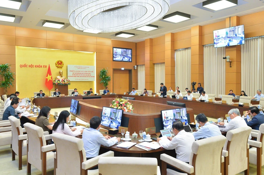 Ủy ban Thường vụ Quốc hội tiến hành giám sát chuyên đề về đổi mới chương trình, sách giáo khoa giáo dục phổ thông. Ủy ban Thường vụ Quốc hội tiến hành giám sát chuyên đề về đổi mới chương trình, sách giáo khoa giáo dục phổ thông.