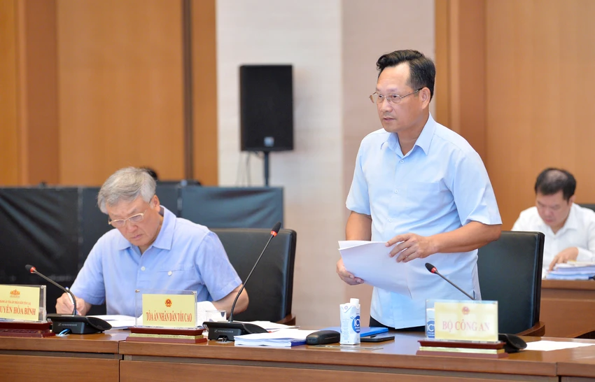 Phó Chánh án TAND Tối cao Nguyễn Văn Tiến (đứng) Phó Chánh án TAND Tối cao Nguyễn Văn Tiến (đứng)