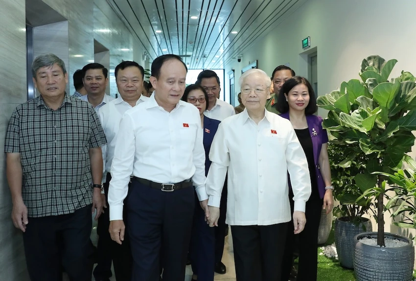 Tong-bi-thu-tiep-xuc-cu-tri.jpeg